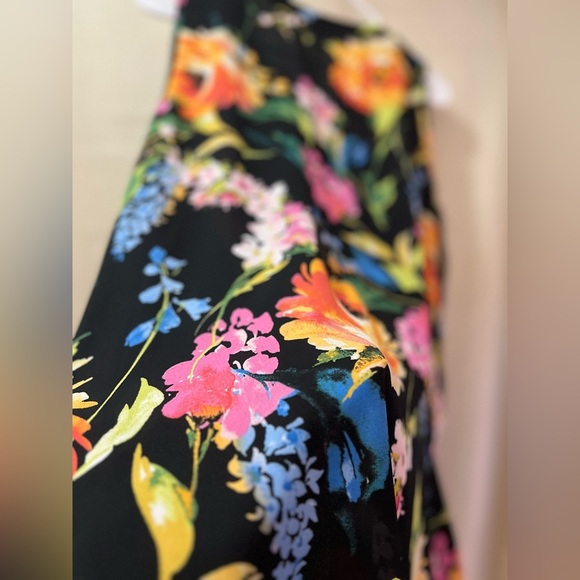 ⚫️ BOGO Black Flowy Long Top with Multicolor Floral Design Size Medium - Picture 7 of 9